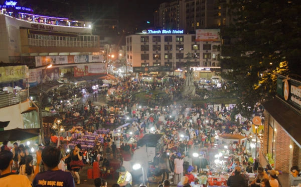 Lúc này là 22h30, chợ đêm vẫn rất đông đúc. Sau khi dạo một vòng chợ, cả đám kéo nhau đến quán lẩu bò Batoa tương đối nổi tiếng ở Đà Lạt để thưởng thức trước khi về homestay nghỉ ngơi.