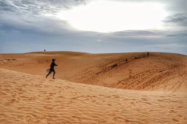 Đồi cát - Mũi Né: Đây là địa điểm du lịch mà bạn không thể bỏ qua khi tới Phan Thiết. Bạn hãy thỏa sức mình chơi đùa cùng cát, hay đơn giản chỉ là đi chân trần trên những triền cát cao, trải dài mênh mông, đắm chìm trong vẻ đẹp hoang sơ ví như “sa mạc Sahara” thu nhỏ. Ảnh: Đỗ Thái Hòa.