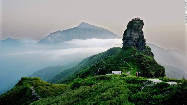 Luôn chìm trong màn sương mù bao phủ, ngọn núi thiêng Fanjing nằm ở phía đông bắc Quý Châu. Đây là quê hương của rất nhiều loài động thực vật quý hiếm, bao gồm loài khỉ vàng hiếm thấy. Vào những ngày trời trong, phong cảnh hiện ra vô cùng ngoạn mục. Luôn chìm trong màn sương mù bao phủ, ngọn núi thiêng Fanjing nằm ở phía đông bắc Quý Châu. Đây là quê hương của rất nhiều loài động thực vật quý hiếm, bao gồm loài khỉ vàng hiếm thấy. Vào những ngày trời trong, phong cảnh hiện ra vô cùng ngoạn mục.