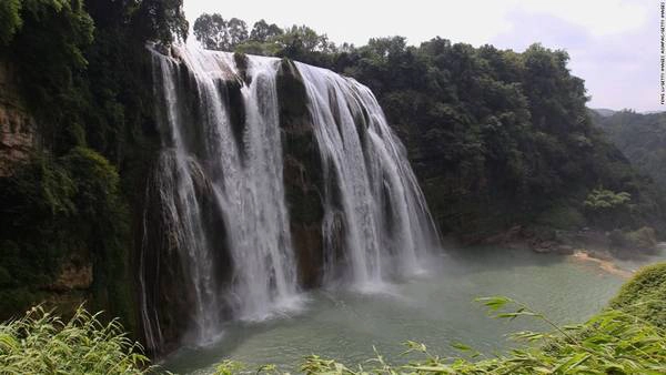 Thác Hoàng Quả Thụ cao 67 m, rộng 83 m là ngọn thác lớn nhất Trung Quốc. Thác Hoàng Quả Thụ cao 67 m, rộng 83 m là ngọn thác lớn nhất Trung Quốc.