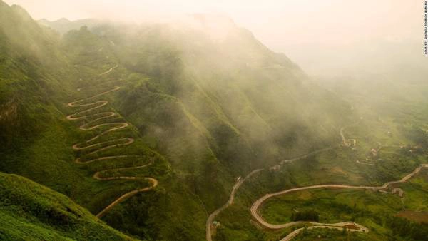 Cung đường 24 Zig-Zag như những con rắn uốn lượn ở tây nam Quý Châu, với 24 khúc cua. Con đường này từng vận chuyển súng đạn và lương thực trong Thế chiến II. Cung đường 24 Zig-Zag như những con rắn uốn lượn ở tây nam Quý Châu, với 24 khúc cua. Con đường này từng vận chuyển súng đạn và lương thực trong Thế chiến II.