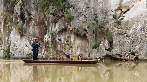 Những chiếc bè tre là phương tiện đi lại truyền thống trên nhiều con sông ở Quý Châu. Những chiếc bè tre là phương tiện đi lại truyền thống trên nhiều con sông ở Quý Châu.