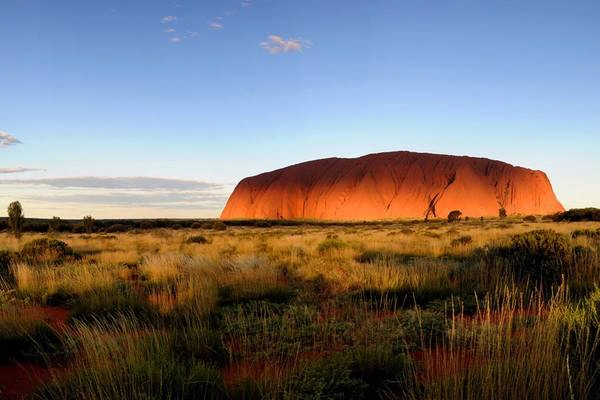 Một chuyến đi tới Australia không thể coi là hoàn hảo nếu thiếu vùng Outback, nơi du khách sẽ được chiêm ngưỡng núi Uluru rực đỏ trong ánh nắng và ngắm động vật hoang dã. Ảnh: Uluru-australia. Một chuyến đi tới Australia không thể coi là hoàn hảo nếu thiếu vùng Outback, nơi du khách sẽ được chiêm ngưỡng núi Uluru rực đỏ trong ánh nắng và ngắm động vật hoang dã. Ảnh: Uluru-australia.