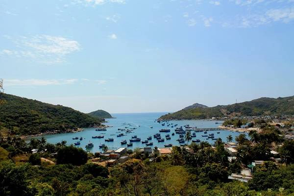 Đến với Vĩnh Hy, bạn không chỉ đi tàu đáy kính ngắm san hô mà còn có thể thưởng thức những bữa tiệc hải sản thật đã, tắm biển Bà Điên hay lên suối Lồ Ồ để ngâm mình trong làn nước mát lạnh của núi rừng. Phong-canh-ngoan-muc-tren-cung-duoĐến với Vĩnh Hy, bạn không chỉ đi tàu đáy kính ngắm san hô mà còn có thể thưởng thức những bữa tiệc hải sản thật đã, tắm biển Bà Điên hay lên suối Lồ Ồ để ngâm mình trong làn nước mát lạnh của núi rừng.ng-ven-bien-Ninh-Thuan-ivivu-10