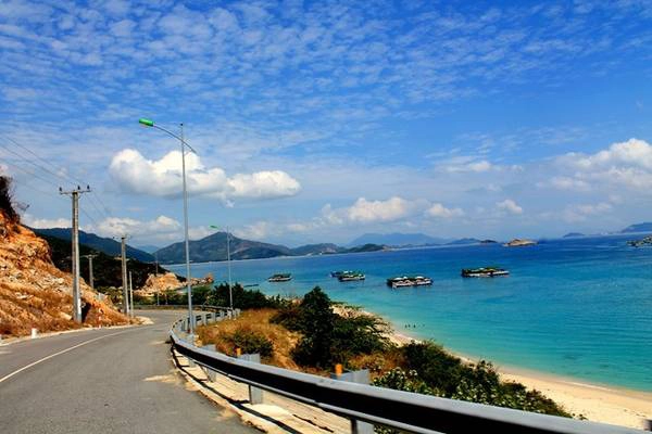Từ Vĩnh Hy - Bình Hưng, con đường biển uốn lượn thật đẹp và hùng vĩ, một bên là núi rừng, bên kia là biển xanh. Từ Vĩnh Hy - Bình Hưng, con đường biển uốn lượn thật đẹp và hùng vĩ, một bên là núi rừng, bên kia là biển xanh.