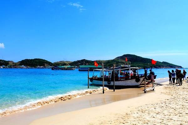 Bãi Kinh trong xanh đẹp ngất ngây bao trái tim của kẻ yêu biển. Nơi đây là điểm dừng chân lý tưởng trước khi có ý định sang đảo Bình Hưng. Bãi Kinh trong xanh đẹp ngất ngây bao trái tim của kẻ yêu biển. Nơi đây là điểm dừng chân lý tưởng trước khi có ý định sang đảo Bình Hưng.