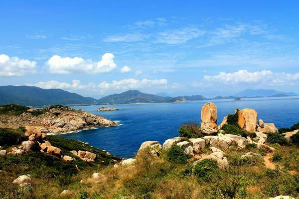 Hải đăng Hòn Chút ở Bình Hưng không cao, nhưng bù lại có thể thu vào tầm mắt cảnh trời biển bao la quyến rũ, thơ mộng. Hải đăng Hòn Chút ở Bình Hưng không cao, nhưng bù lại có thể thu vào tầm mắt cảnh trời biển bao la quyến rũ, thơ mộng.