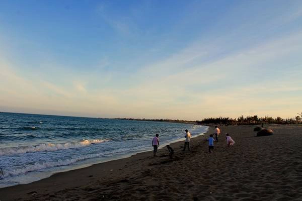 Biển Ninh Chữ nằm cách trung tâm thành phố Phan Rang chừng 5 km cũng là điểm đến tuyệt đẹp trên cung đường biển này. Bạn đừng quên tắm biển và thưởng thức hải sản nơi đây. Biển Ninh Chữ nằm cách trung tâm thành phố Phan Rang chừng 5 km cũng là điểm đến tuyệt đẹp trên cung đường biển này. Bạn đừng quên tắm biển và thưởng thức hải sản nơi đây.