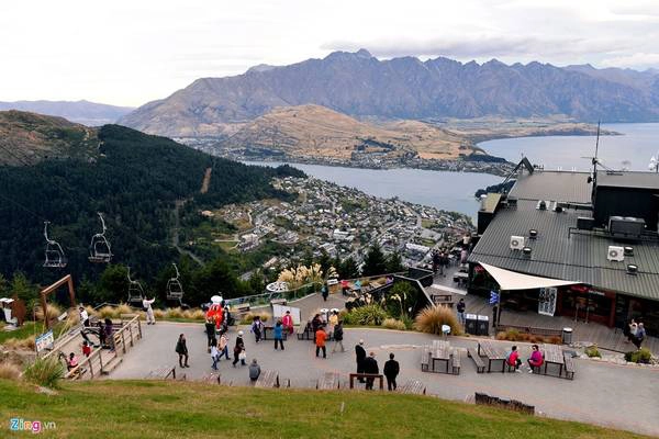 Nhìn từ trên cao, du khách sẽ thấy một phần của hồ Wakatipu. Tại đây còn có nhiều trò chơi cảm giác mạnh và các môn thể thao như đạp xe, bay dù lượn...