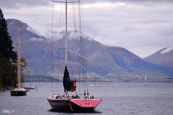 Wakatipu là hồ dài nhất quốc gia này với 83 km và là hồ lớn thứ ba ở New Zealand, diện tích 291 km2. Trong ảnh là một buổi bình minh vào tháng 3/2017, tiết trời lạnh 13 độ C nhưng rất dễ chịu.