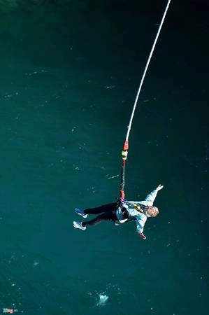 Đến New Zealand, du khách không thể không trải nghiệm "đặc sản" cảm giác mạnh là trò bungy. Đây là loại hình nhảy từ một điểm cố định trên cao lao xuống trong tư thế chân được giữ bằng một sợi dây co giãn.