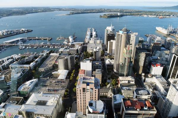 Trong ảnh là một góc trung tâm Auckland - thành phố lớn nhất New Zealand, nơi tập trung đông cư dân nhất (khoảng 1,5 triệu người). Auckland còn được gọi là "Thành phố của những cánh buồm" bởi tại cảng có hàng nghìn chiếc tàu du lịch, du thuyền hạng sang cập bến neo đậu mỗi ngày.