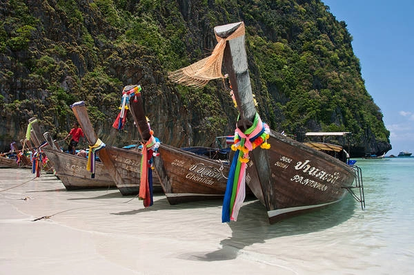 Phía đông thành phố này có bãi biển Muriwai với màu cát đen kỳ lạ thu hút khách du lịch. Vào mùa thu tháng 3, bầu trời và mặt nước biển luôn xanh ngắt, từng con sóng lăn tăn cuốn theo hàng đập vào bờ tạo nên một không gian kỳ thú.