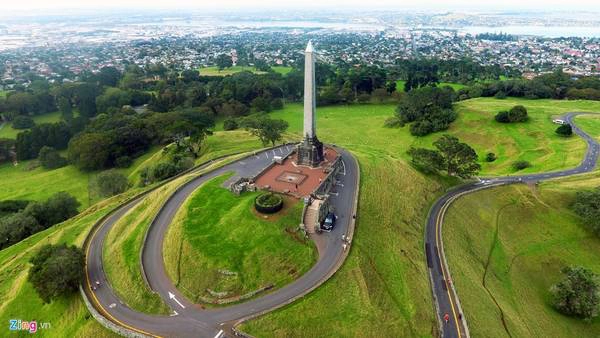 Từ đỉnh ngọn núi lửa cao 183 m, lớn nhất và hoàn chỉnh nhất của Auckland bên cạnh ngọn Rangitoto, du khách có thể ngắm nhìn toàn cảnh thành phố. Tại đây có 3 miệng núi lửa và vùng dung nham kéo dài đến tận bờ biển Manukau. Ngọn núi này có mối liên hệ mật thiết với những nhân vật lịch sử nổi tiếng của Auckland như cựu Thống đốc New Zealand - George Grey, và cựu Thủ tướng New Zealand, John Logan Campbell, người được chôn cất ngay trên đỉnh ngọn đồi .