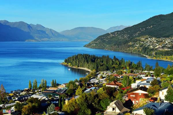 Thị trấn cổ Queenstown luôn luôn hiện lên như một bức tranh với những dãy núi trùng điệp vàng óng nổi lên bên làn nước biển xanh ngắt.