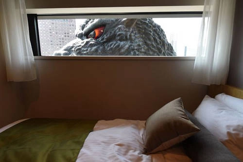 <strong>Hotel Gracery Shinjuku, Tokyo, Nhật Bản: </strong> Godzilla là một quái vật khổng lồ có hình dáng khủng long ăn thịt trong truyện tranh và phim Nhật Bản. Tại phòng Godzilla (Godzilla Room) của khách sạn này, bạn sẽ cảm thấy như đang sống trong thế giới trên phim với quái vật Godzilla bên trong. Trong phòng còn có một bức tường đánh lừa thị giác với các hiệu ứng đặc biệt nhằm mang đến trải nghiệm chân thật cho du khách. Khách sạn còn phòng ngắm Godzilla (Godzilla View Room) với chiếc đầu của nhân vật được đặt ngoài cửa sổ bằng kính.