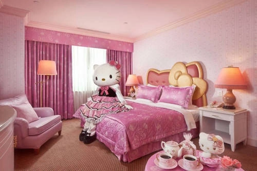 <strong>Grand Hi Lai Hotel, Kaohsiung, Đài Loan, Trung Quốc : </strong>Phòng Hello Kitty Suite có diện tích khoảng 50 m<sup>2</sup>, tràn ngập màu hồng. Ở đây trang bị đầy đủ những đồ dùng liên quan đến nhân vật nổi tiếng của Nhật Bản là Hello Kitty, gồm bộ trà, gương... Cùng chủ đề nhưng diện tích nhỏ hơn (33 m<sup>2</sup>) là Hello Kitty Room. Tại đây có các bưu thiếp, bao thư và tập sách gắn liền với nhân vật dễ thương này.