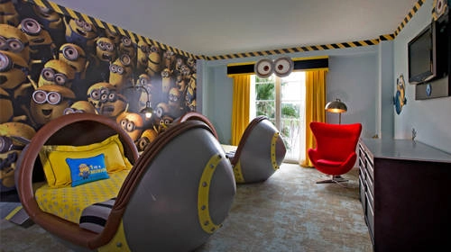 <strong>Loews Portofino Bay Hotel, Universal, Orlando, Mỹ: </strong>Nếu là fan hâm mộ những chú minion da vàng siêu quậy trong phim "Kẻ cắp mặt trăng", bạn không nên bỏ qua khách sạn này. Với màu sắc chủ đạo là vàng, giường trong phòng được thiết kế hình tên lửa, trên tường dán nhiều ảnh của nhân vật minion. Không chỉ các bé mà bố mẹ cũng thoải mái ở đây vì nó gồm 2 phòng riêng biệt và thông nhau.