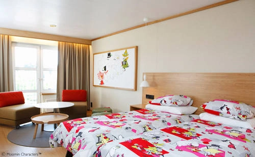<strong>Naantali Spa, Naantali, Phần Lan: </strong> Hình ảnh của nhân vật hoạt hình nổi tiếng Moomin xuất hiện khắp nơi trong căn phòng đôi rộng 32 m<sup>2</sup>, từ khăn mặt, ga trải giường cho đến cốc uống nước. Căn phòng này nằm trên tầng ba của Naantali Spa được trang bị đầy đủ tiện nghi. Điều đặc biệt là khi thuê phòng ở đây, du khách có thể dễ dàng đến Moomin World - công viên chủ đề cùng tên bằng một chuyến xe lửa mini hoạt động thường xuyên.
