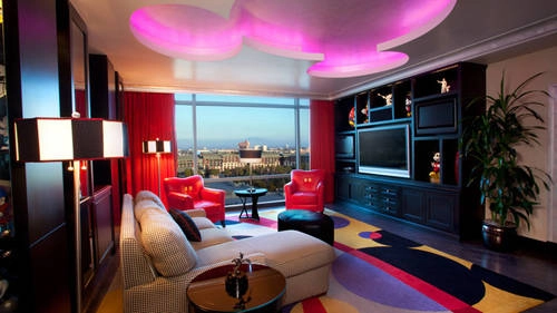 <strong>Disneyland Hotel, California, Mỹ: </strong> Nếu muốn tìm kiếm căn phòng mang chủ đề chuột Mickey thì phòng Mickey Mouse Penthouse Suite tại khách sạn Disneyland, California là nơi thích hợp nhất. Từ ghế đến tay nắm ngăn kéo đều nhắc nhở du khách rằng bạn đang ở trong "vương quốc" của Mickey.