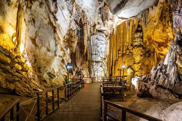 4. Vườn quốc gia Phong Nha - Kẻ Bàng (Quảng Bình): Thế giới chính thức biết đến vườn quốc gia Phong Nha - Kẻ Bàng và các hang động kỳ bí vào năm 2003, khi nơi này được UNESCO công nhận là Di sản Thế giới. Bên trong các hang động thuộc vườn quốc gia có một số con sông ngầm được coi là đẹp nhất Đông Nam Á, cùng với đó là sự phong phú và độc đáo của hệ động thực vật, bao gồm hàng trăm loài chim khác nhau. Diện tích của vườn quốc gia Phong Nha - Kẻ Bàng khá lớn, vì thế du khách có thể sẽ cần nhiều thời gian để có thể trải nghiệm được các kỳ quan hang động tại đây. 