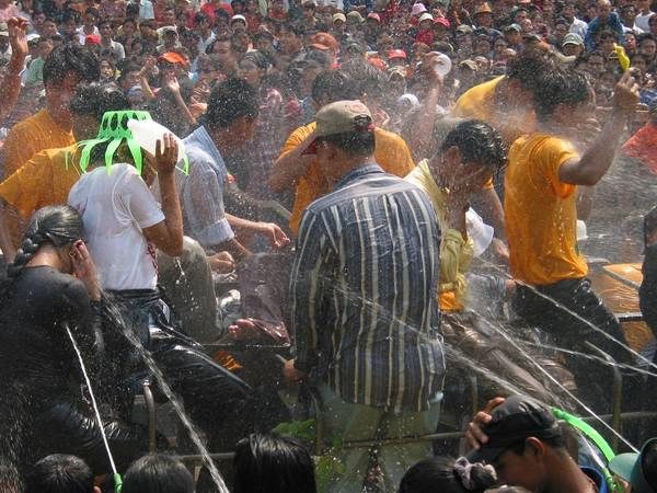 <strong>Myanmar:</strong> Lễ Thingyan của Myanmar cũng giống như các lễ hội khác ở các nước theo đạo Phật tại Đông Nam Á. Trong lễ hội, người dân đứng trên các sân khấu được dựng bằng tre trên các đường phố và té nước vào người qua đường. Ảnh: jeamwong. <strong>Myanmar:</strong> Lễ Thingyan của Myanmar cũng giống như các lễ hội khác ở các nước theo đạo Phật tại Đông Nam Á. Trong lễ hội, người dân đứng trên các sân khấu được dựng bằng tre trên các đường phố và té nước vào người qua đường. Ảnh: jeamwong.