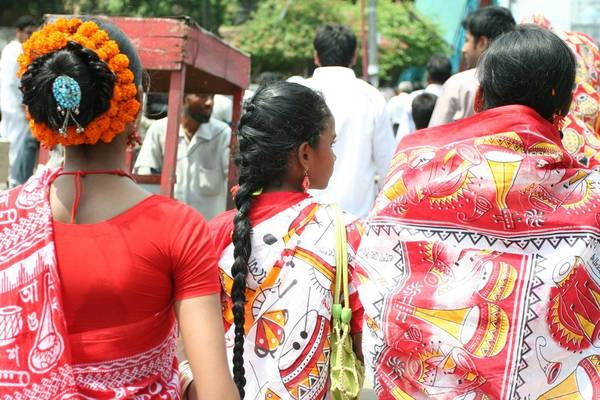 Bangladesh: Pohela Boishakh là lễ hội đón năm mới của Bangladesh vào ngày 14/4. Nhà cửa được dọn dẹp sạch sẽ để đón khách là họ hàng, bạn bè và hàng xóm. Ở các hội chợ, người ta bán đồ ăn và các sản phẩm thủ công. Ảnh: Kikis & Yosita. Bangladesh: Pohela Boishakh là lễ hội đón năm mới của Bangladesh vào ngày 14/4. Nhà cửa được dọn dẹp sạch sẽ để đón khách là họ hàng, bạn bè và hàng xóm. Ở các hội chợ, người ta bán đồ ăn và các sản phẩm thủ công. Ảnh: Kikis & Yosita.