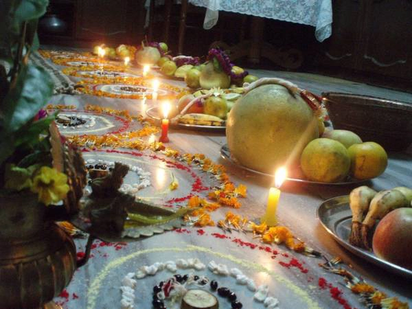 Nepal: Sambat là lễ hội năm mới của người Nepal theo lịch của nước này. Người dân thường tham dự Mha Puja, một nghi lễ thanh lọc và cầu siêu cho năm mới. Các hoạt động ngoài trời bao gồm diễu hành và thi sắc đẹp. Ảnh: bimalfotos. Nepal: Sambat là lễ hội năm mới của người Nepal theo lịch của nước này. Người dân thường tham dự Mha Puja, một nghi lễ thanh lọc và cầu siêu cho năm mới. Các hoạt động ngoài trời bao gồm diễu hành và thi sắc đẹp. Ảnh: bimalfotos.
