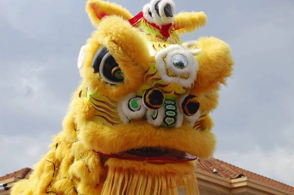 Trung Quốc: Còn được biết đến với tên gọi “lễ hội mùa xuân”, năm mới ở Trung Quốc bắt đầu từ ngày đầu tiên theo lịch âm với các hoạt động như múa rồng, múa sư tử và đốt pháo. Nhà cửa, đường phố và các tòa nhà được trang hoàng bằng màu đỏ rực rỡ. Ảnh: fra-NCIS. Trung Quốc: Còn được biết đến với tên gọi “lễ hội mùa xuân”, năm mới ở Trung Quốc bắt đầu từ ngày đầu tiên theo lịch âm với các hoạt động như múa rồng, múa sư tử và đốt pháo. Nhà cửa, đường phố và các tòa nhà được trang hoàng bằng màu đỏ rực rỡ. Ảnh: fra-NCIS.
