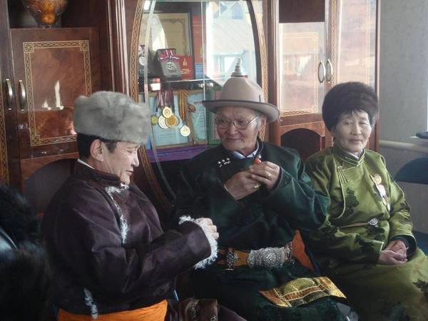 Mông Cổ: Lễ mừng năm mới ở Mông Cổ được gọi là Tsagaan, kéo dài 15 ngày. Người dân về nhà bên gia đình, tổ chức ăn uống với các món thịt cừu, bánh kẹo, há cảo và airag (sữa ngựa lên men). Ảnh: enkhbayar0330. Mông Cổ: Lễ mừng năm mới ở Mông Cổ được gọi là Tsagaan, kéo dài 15 ngày. Người dân về nhà bên gia đình, tổ chức ăn uống với các món thịt cừu, bánh kẹo, há cảo và airag (sữa ngựa lên men). Ảnh: enkhbayar0330.