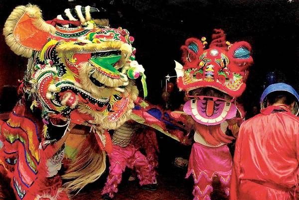 Việt Nam: Tết Nguyên đán hay Tết là ngày lễ lớn nhất trong năm của người Việt Nam. “Nguyên đán” có nghĩa là buổi sáng đầu tiên của chu kỳ mới theo âm lịch. Tết kéo dài chủ yếu trong 3 ngày, là thời điểm lý tưởng cho gia đình và bạn bè quây quần, sắm sửa đồ mới, trang hoàng đường phố, nhà cửa và ăn uống tưng bừng. Ảnh: travelKS. Việt Nam: Tết Nguyên đán hay Tết là ngày lễ lớn nhất trong năm của người Việt Nam. “Nguyên đán” có nghĩa là buổi sáng đầu tiên của chu kỳ mới theo âm lịch. Tết kéo dài chủ yếu trong 3 ngày, là thời điểm lý tưởng cho gia đình và bạn bè quây quần, sắm sửa đồ mới, trang hoàng đường phố, nhà cửa và ăn uống tưng bừng. Ảnh: travelKS.