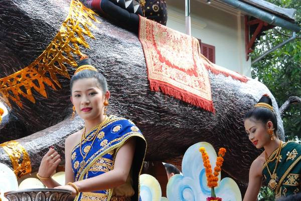 <strong>Lào:</strong> Cũng giống như năm mới ở Campuchia, tết của Lào được gọi là Pi Mai Lao, diễn ra vào ngày 14/4. Ngày trước đó được coi là ngày cuối cùng của năm cũ, người ta cọ rửa các hình ảnh liên quan đến Phật, sơn lại đền chùa và dọn dẹp nhà cửa sạch sẽ. Ảnh: yarra64 <strong>Lào:</strong> Cũng giống như năm mới ở Campuchia, tết của Lào được gọi là Pi Mai Lao, diễn ra vào ngày 14/4. Ngày trước đó được coi là ngày cuối cùng của năm cũ, người ta cọ rửa các hình ảnh liên quan đến Phật, sơn lại đền chùa và dọn dẹp nhà cửa sạch sẽ. Ảnh: yarra64