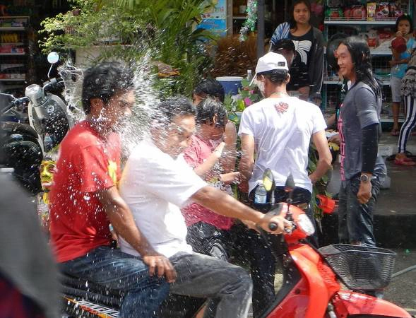 Thái Lan: Diễn ra vào 13-15/4 hàng năm, lễ hội Songkran ở Thái Lan nổi tiếng với màn té nước và các bữa tiệc đường phố tưng bừng kéo dài cả tuần. Cũng như các nước láng giềng, người dân Thái Lan thường trở về bên gia đình, đi chùa và dọn dẹp nhà cửa. Ảnh: Pattaya Unlimited. Thái Lan: Diễn ra vào 13-15/4 hàng năm, lễ hội Songkran ở Thái Lan nổi tiếng với màn té nước và các bữa tiệc đường phố tưng bừng kéo dài cả tuần. Cũng như các nước láng giềng, người dân Thái Lan thường trở về bên gia đình, đi chùa và dọn dẹp nhà cửa. Ảnh: Pattaya Unlimited.