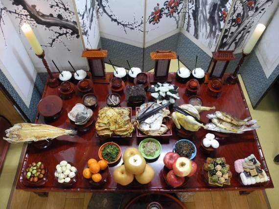 Chuseok, Hàn Quốc: Chuseok là một lễ hội kéo dài 3 ngày, trong đó hàng nghìn người từ thành phố sẽ trở về quê để tảo mộ và vui vầy với gia đình. Người dân thường làm những mâm cỗ cúng cầu kỳ, trẻ em mặc trang phục truyền thống, ngoài ra còn có các màn biểu diễn trống, ca hát và chơi kéo co. Ảnh: Toptenz. Chuseok, Hàn Quốc: Chuseok là một lễ hội kéo dài 3 ngày, trong đó hàng nghìn người từ thành phố sẽ trở về quê để tảo mộ và vui vầy với gia đình. Người dân thường làm những mâm cỗ cúng cầu kỳ, trẻ em mặc trang phục truyền thống, ngoài ra còn có các màn biểu diễn trống, ca hát và chơi kéo co. Ảnh: Toptenz.
