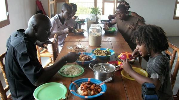 Lễ Tạ Ơn, Liberia: Sau khi đi lễ nhà thờ, các gia đình sẽ tụ họp, cùng thưởng thức gà quay, thịt hầm đậu xanh và sắn nghiền, tất cả đều rất cay. Lễ Tạ Ơn kết thúc với một buổi tối đầy âm nhạc và sôi động. Ảnh:Toptenz. Lễ Tạ Ơn, Liberia: Sau khi đi lễ nhà thờ, các gia đình sẽ tụ họp, cùng thưởng thức gà quay, thịt hầm đậu xanh và sắn nghiền, tất cả đều rất cay. Lễ Tạ Ơn kết thúc với một buổi tối đầy âm nhạc và sôi động. Ảnh:Toptenz.