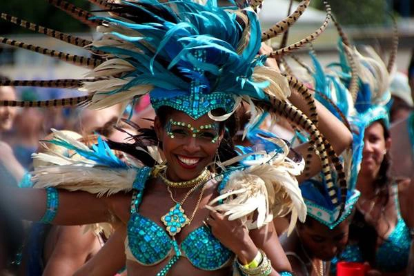 Crop Over, Barbados: Đây là bữa tiệc lớn nhất của người Barbados, kéo dài tới 12 tuần, từ tháng 5 tới tháng 8, kết thúc với lễ Grand Kadooment quan trọng. Được tổ chức từ những năm 1780, ban đầu Crop Over là lễ mừng mùa thu hoạch mía. Trong lễ hội kéo dài này, nổi bật nhất là những buổi diễu hành carnival, các ban nhạc biểu diễn những vũ điệu vui tươi cùng các vũ công tuyệt đẹp. Ảnh: Panamericanworld. Crop Over, Barbados: Đây là bữa tiệc lớn nhất của người Barbados, kéo dài tới 12 tuần, từ tháng 5 tới tháng 8, kết thúc với lễ Grand Kadooment quan trọng. Được tổ chức từ những năm 1780, ban đầu Crop Over là lễ mừng mùa thu hoạch mía. Trong lễ hội kéo dài này, nổi bật nhất là những buổi diễu hành carnival, các ban nhạc biểu diễn những vũ điệu vui tươi cùng các vũ công tuyệt đẹp. Ảnh: Panamericanworld.