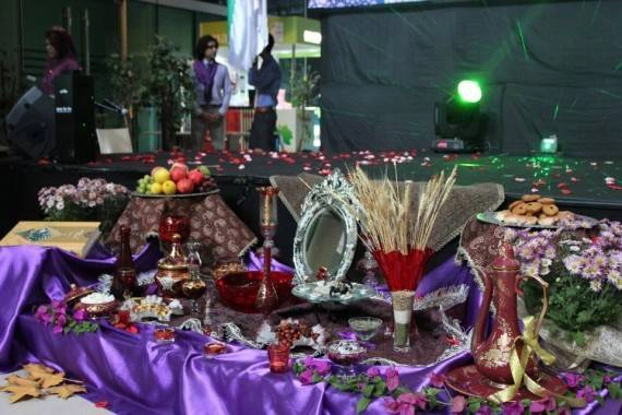 Mehregan, Iran: Lễ hội này có lịch sử từ thế kỷ 4 trước Công nguyên, được tổ chức vào ngày thứ 196 của năm theo lịch Iran, năm nay là vào ngày 2/10 dương lịch. Mehregan ăn mừng một mùa bội thu và tôn vinh nữ thần Mehr. Người dân mặc quần áo mới, tụ họp cùng nhau và thưởng thức những bữa tối thịnh soạn. Ảnh: Toptenz. Mehregan, Iran: Lễ hội này có lịch sử từ thế kỷ 4 trước Công nguyên, được tổ chức vào ngày thứ 196 của năm theo lịch Iran, năm nay là vào ngày 2/10 dương lịch. Mehregan ăn mừng một mùa bội thu và tôn vinh nữ thần Mehr. Người dân mặc quần áo mới, tụ họp cùng nhau và thưởng thức những bữa tối thịnh soạn. Ảnh: Toptenz.