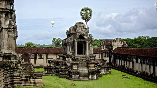 Hãy kiên nhẫn Bruer cho hay: "Bức ảnh này được chụp khi đặt máy ở rìa của một tàn tích mới lấy được góc nhìn toàn vẹn của ngôi đền trước mặt. Khi căn khung hình, tôi để ý thấy một chiếc khinh khí cầu đằng xa đang bắt đầu bay lên. Tôi đợi khoảng 15 phút để nó tiến tới và dễ nhìn hơn. Khi tất cả du khách đã ra khỏi khu vực này, tôi mới bấm máy”. Hãy kiên nhẫn Bruer cho hay: "Bức ảnh này được chụp khi đặt máy ở rìa của một tàn tích mới lấy được góc nhìn toàn vẹn của ngôi đền trước mặt. Khi căn khung hình, tôi để ý thấy một chiếc khinh khí cầu đằng xa đang bắt đầu bay lên. Tôi đợi khoảng 15 phút để nó tiến tới và dễ nhìn hơn. Khi tất cả du khách đã ra khỏi khu vực này, tôi mới bấm máy”.
