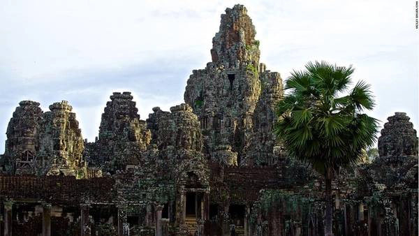 Không quên tới đền Bayon Đây là một ngôi đền có kiến trúc phức tạp bậc nhất ở Siem Reap. Chụp hình và chọn được những góc khác nhau của ngôi đền Bayon quả thực sẽ giúp du khách có nhiều bức ảnh đẹp. Không quên tới đền Bayon Đây là một ngôi đền có kiến trúc phức tạp bậc nhất ở Siem Reap. Chụp hình và chọn được những góc khác nhau của ngôi đền Bayon quả thực sẽ giúp du khách có nhiều bức ảnh đẹp.