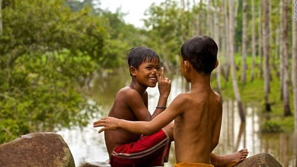Đừng tránh gió mùa Mùa mưa gió ở Campuchia thực chất lại rất thích hợp cho những người săn ảnh. Bởi vì khoảng cuối tháng 8 sang tháng 9, du khách tới đây ít hơn, bạn có thể chụp được những bức ảnh đẹp nhất về các ngôi đền, khu dân cư và chính con người nơi đây. Đừng tránh gió mùa Mùa mưa gió ở Campuchia thực chất lại rất thích hợp cho những người săn ảnh. Bởi vì khoảng cuối tháng 8 sang tháng 9, du khách tới đây ít hơn, bạn có thể chụp được những bức ảnh đẹp nhất về các ngôi đền, khu dân cư và chính con người nơi đây.