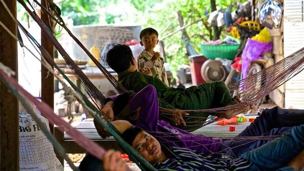 Khám phá cuộc sống bên ngoài những ngôi đền Ảnh trên là một người cha nói với con trai mình khi đang nằm võng bên hè nhà của họ ở Siem Reap. Bức ảnh này được Bruer chụp khi đang len lỏi qua các ngôi đền. Ông chia sẻ: “Nhiều gia đình chọn cuộc sống ngay giữa các công trình kiến trúc cổ đại, họ biến ngôi nhà của mình thành một dạng cửa hàng nhỏ để bán nước và áo phông kỷ niệm cho khách du lịch”. Khám phá cuộc sống bên ngoài những ngôi đền Ảnh trên là một người cha nói với con trai mình khi đang nằm võng bên hè nhà của họ ở Siem Reap. Bức ảnh này được Bruer chụp khi đang len lỏi qua các ngôi đền. Ông chia sẻ: “Nhiều gia đình chọn cuộc sống ngay giữa các công trình kiến trúc cổ đại, họ biến ngôi nhà của mình thành một dạng cửa hàng nhỏ để bán nước và áo phông kỷ niệm cho khách du lịch”.