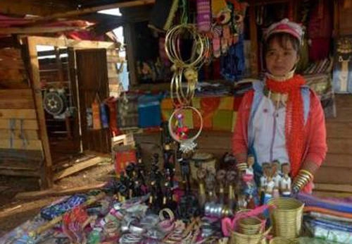 Mu Par ở Thái nhiều năm hiện đã trở về Myanmar làm du lịch được vài tháng. Mu Par ở Thái nhiều năm hiện đã trở về Myanmar làm du lịch được vài tháng.