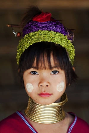Các bé gái Kayan đeo vòng từ năm 5 tuổi. Các bé gái Kayan đeo vòng từ năm 5 tuổi.