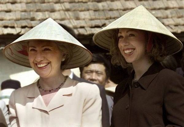 Đệ nhất phu nhân Hillary Clinton cùng con gái Chelsea đội chiếc nón lá đặc trưng của Việt Nam trong lần tháp tùng chồng, Tổng thống Mỹ Bill Clinton, thăm Hà Nội tháng 11/2000.