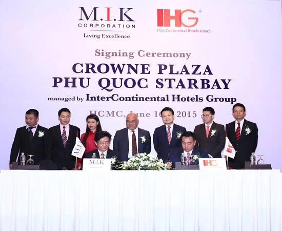Lễ kí kết giữa Tập đoàn đầu tư & phát triển bất động sản M.I.K và Tập đoàn IHG (Intercontinental Hotels Group) - một trong những tập đoàn quản lý khách sạn hàng đầu thế giới. Lễ kí kết giữa Tập đoàn đầu tư & phát triển bất động sản M.I.K và Tập đoàn IHG (Intercontinental Hotels Group) - một trong những tập đoàn quản lý khách sạn hàng đầu thế giới.