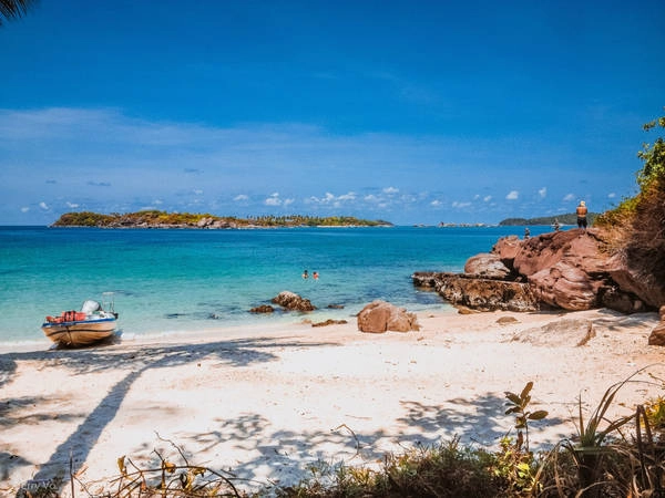 Phú Quốc là hòn đảo lớn nhất của Việt Nam, nơi đây được mệnh danh là “đảo ngọc” với cảnh đẹp hoang sơ, không gian trong lành, biển xanh và cát trắng. Phú Quốc là hòn đảo lớn nhất của Việt Nam, nơi đây được mệnh danh là “đảo ngọc” với cảnh đẹp hoang sơ, không gian trong lành, biển xanh và cát trắng.
