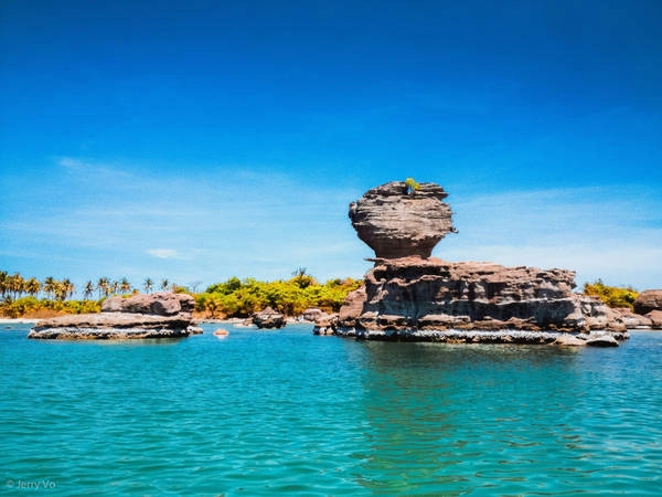 Ngoài ra bạn cũng có thể tham quan các điểm đến nổi tiếng trên đảo như bãi Dài, mũi Dinh Cậu, làng chài Hàm Ninh, mũi Gành Dầu... Ngoài ra bạn cũng có thể tham quan các điểm đến nổi tiếng trên đảo như bãi Dài, mũi Dinh Cậu, làng chài Hàm Ninh, mũi Gành Dầu...