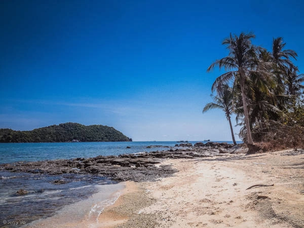 Người dân trên đảo rất hòa đồng, vui vẻ, nếu cần giúp đỡ bạn hoàn toàn có thể hỏi. Dịch vụ trên đảo cũng đa dạng với giá cả hợp lý. Người dân trên đảo rất hòa đồng, vui vẻ, nếu cần giúp đỡ bạn hoàn toàn có thể hỏi. Dịch vụ trên đảo cũng đa dạng với giá cả hợp lý.