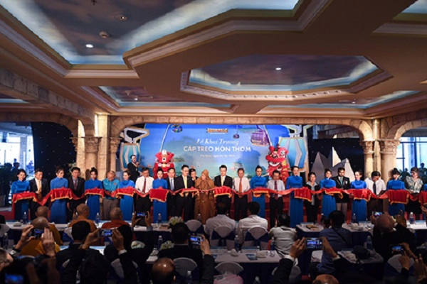 Ngày 4/2/2018, UBND tỉnh Kiên Giang, huyện đảo Phú Quốc và Tập đoàn Sun Group khai trương tuyến cáp treo ba dây hiện đại nối thị trấn An Thới với đảo Hòn Thơm - hòn đảo lớn nhất cụm đảo An Thới ở phía nam đảo Ngọc. Sau lễ khai trương, cáp treo và quần thể vui chơi giải trí biển Sun World Hon Thom Nature Park sẽ đón khách vào ngày 14/2/2018, tức ngày 29 Tết Nguyên đán.