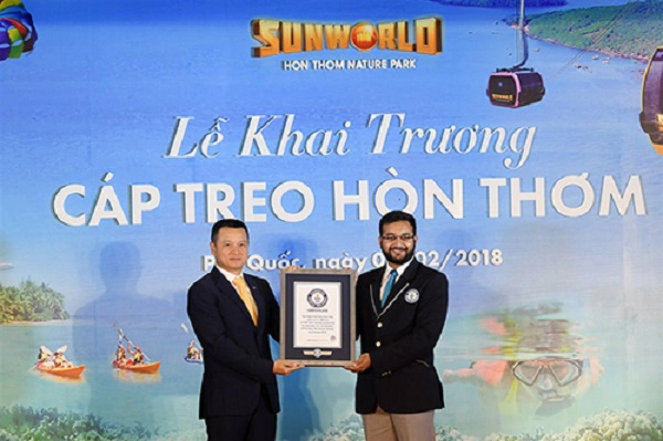 Cáp treo Hòn Thơm có tổng chiều dài 7.899,9m nối từ thị trấn An Thới qua các đảo Hòn Rỏi, Hòn Dừa tới Hòn Thơm, được Tổ chức Guinness trao tặng Chứng nhận Cáp treo dài nhất thế giới.